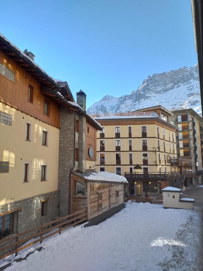Appartamento Rinnovato Centralissimo A Cervinia เบรยล์-แชร์วิเนีย ภายนอก รูปภาพ